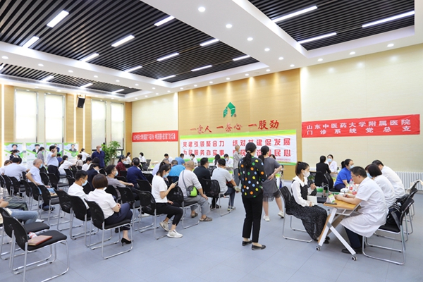 黨建引領(lǐng)聚合力，結(jié)對共建促發(fā)展  為民服務(wù)辦實事，惠民義診暖民心——山東中醫(yī)藥大學(xué)附屬醫(yī)院門診管理服務(wù)黨支部和管理公司機關(guān)黨支部舉行黨建共建協(xié)議簽約儀式