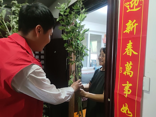 艾葉飄香 濃情端午，三箭物業(yè)開展送艾草活動(dòng)